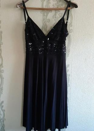 Оригинальное платье с открытой спиной