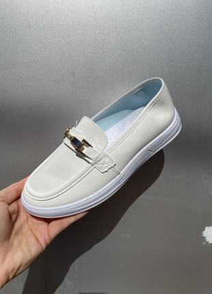 Шикарные белые лоферы