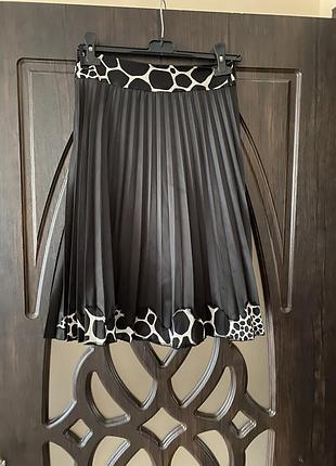 Гарна, чорна, спідниця, брисіровка, атласна, з гарним принтом, з верху, та низу, від бренду: ozge