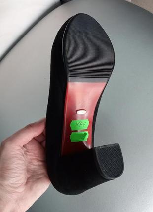 Замшевые черные туфли лодочки на платформе на среднем широком каблуке лабутен красная подошва3 фото