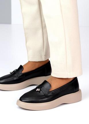 Чорні жіночі лофери туфлі на високій бежевій підошві потовщеній з натуральної шкіри шкіряні лофери