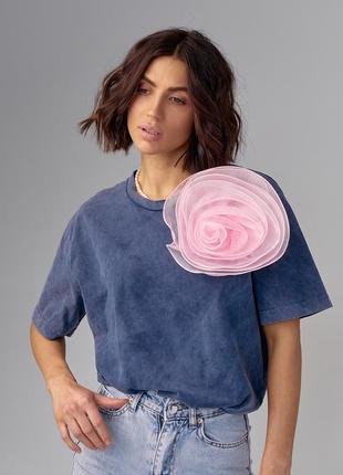 Жіноча футболка з об'ємною квіткою