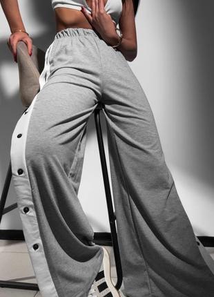 Женские спортивные оверсайз брюки клеш с кнопками на кнопках на заклепках с лампасами под адидас adidas🔥 черные/ серые
