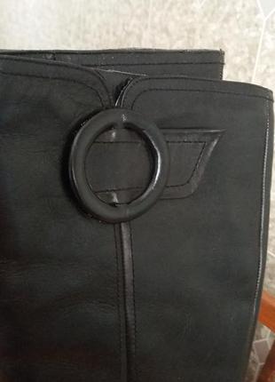 Черные кожаные демисезонные утепленные сапоги с пряжкой без молнии размер 37.5 фото