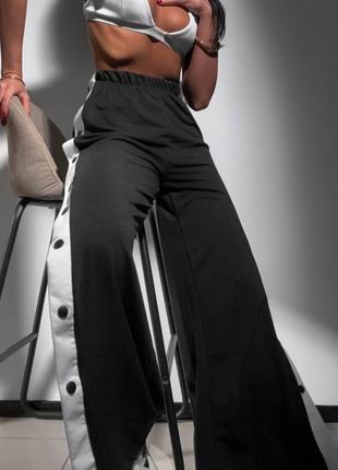 Женские спортивные оверсайз брюки клеш с кнопками на кнопках на заклепках с лампасами под адидас adidas🔥 черные/ серые