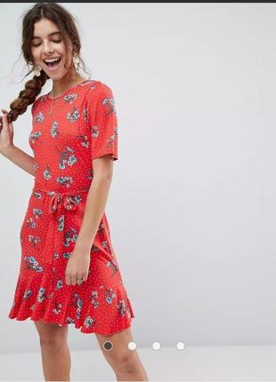 Красное короткое платье с рюшей поясом и открытой спиной в цветочки1 фото