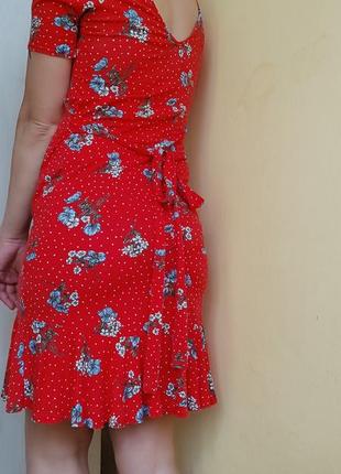 Красное короткое платье с рюшей поясом и открытой спиной в цветочки4 фото