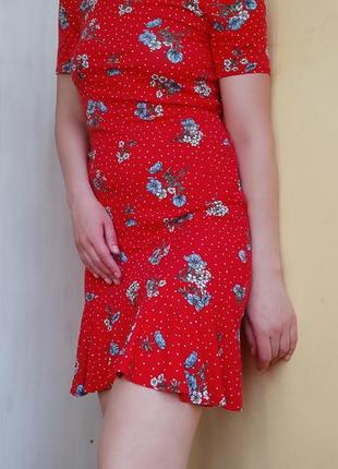 Красное короткое платье с рюшей поясом и открытой спиной в цветочки5 фото
