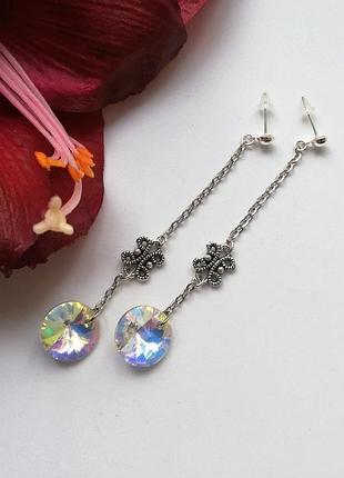 Яскраві сережки-ланцюжки з кришталевими підвісками