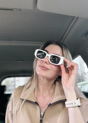 Женские прямоугольные солнцезащитные очки в белой оправе