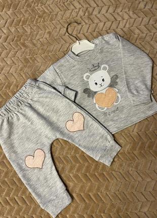 Костюмчик на девочку размер 6-9 месяцев
