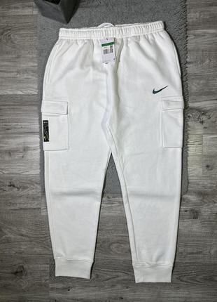 Оригинальные, белоснежные, спортивные штаны от всех известного бренда “nike - swoosh”