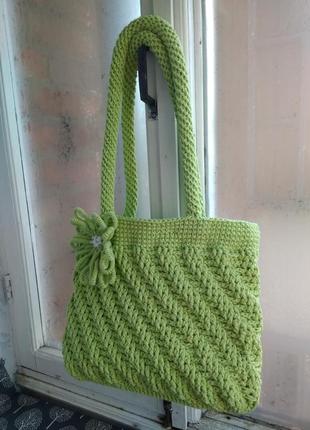 Салатовая диагональная сумка с цветком4 фото