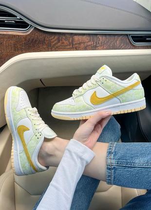 Классные женские кроссовки nike sb dunk low yellow strike белые с жёлтым