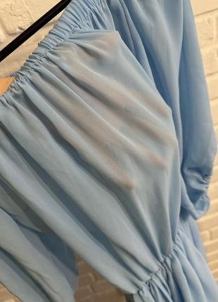 Шифоновое голубое летнее пляжное платье со спущенными плечами4 фото