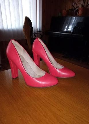 Туфлі червоного кольору.