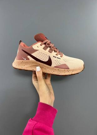 Женские кроссовки бежевые nike pegasus trail 2 desert dust1 фото