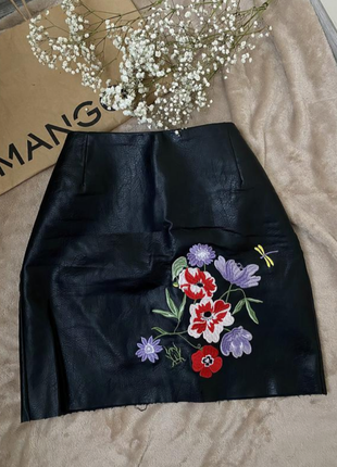 Стильная экокожаная юбка с вышитыми цветами1 фото