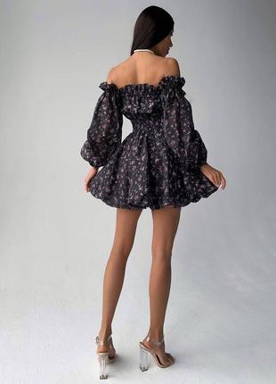 Воздушное короткое платье с объемными рукавами и открытыми плечами черная женская подростковое приталенное мини платье5 фото