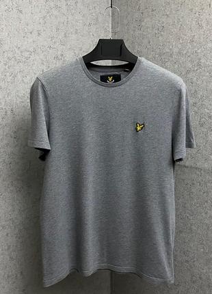 Серая футболка от бренда lyle&scott