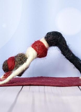 Йогиня подарок тренеру йоги. валяная кукла йога по фото или описанию. декор для йога студии.4 фото