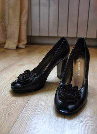 Чорні туфлі на підборах1 фото