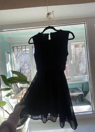 Черное платье с прикольными вырезами на груди1 фото