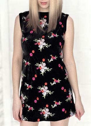 Бархатное платье с цветами без рукавов черное5 фото
