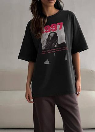 Качественная женская базовая черная футболка с принтом 1997 оверсайз oversize1 фото