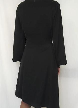 Черное платье с поясом и асимметричным низом4 фото
