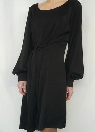 Черное платье с поясом и асимметричным низом3 фото