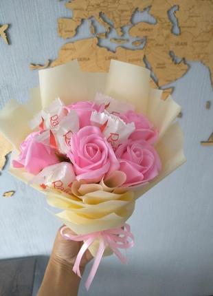 Букет із цукерок raffaello та мильних троянд2 фото
