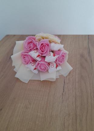 Букет із цукерок raffaello та мильних троянд3 фото
