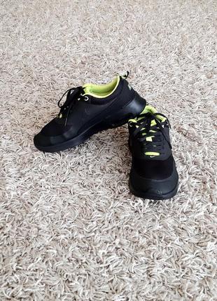 Легкие кроссовки nike 36 размера.