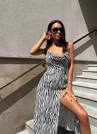 Платье с зебровым притом и разрезом на ножке