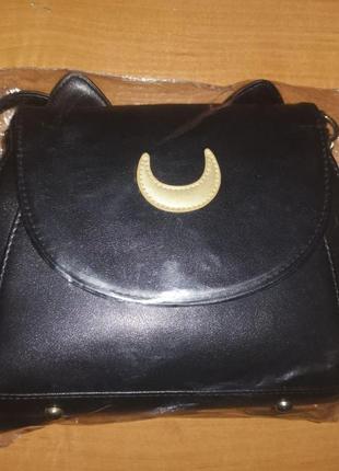 Женская черная сумка с интересным дизайном