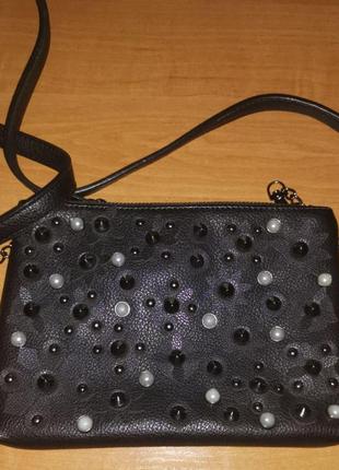 Женская черная сумочка с бусинками.3 фото
