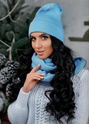 Стильный вязаный зимний комплект шапка бини и шарф снуд