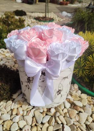 Букет з атласних роз у кошику