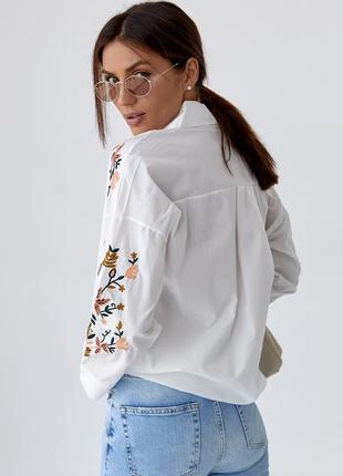 Женская классическая рубашка с вышивкой на рукавах.2 фото