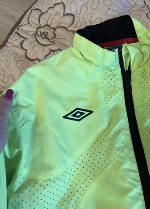 Ветровка спортивная классная umbro яркая стильная практичная модная4 фото