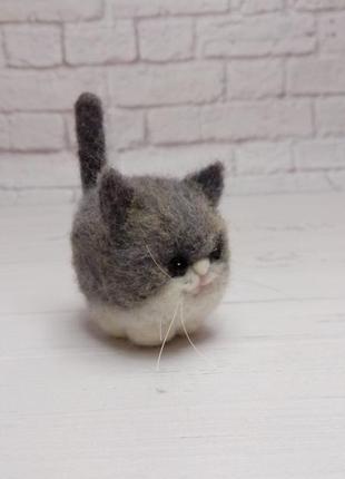 Игрушка серый кот. серый котик. кот валяный. игрушка котик. портрет котика. портрет питомца. котик