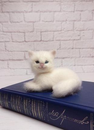 Іграшка біла кішка. білий кіт. фігурка кота. кіт валяний. валяна кішка.9 фото