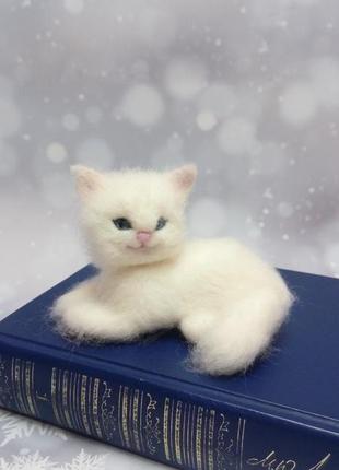 Игрушка белая кошка. белый кот. фигурка кота. кот валяный. валяная кошка.