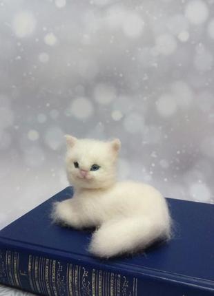 Іграшка біла кішка. білий кіт. фігурка кота. кіт валяний. валяна кішка.2 фото