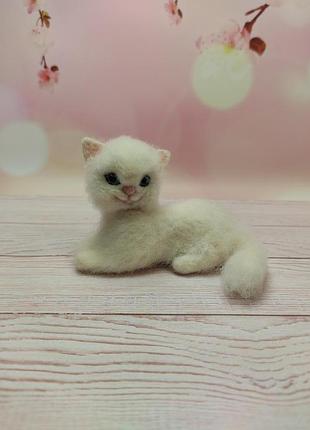 Игрушка белый котик. белая кошка. котик валяный. игрушки валяные