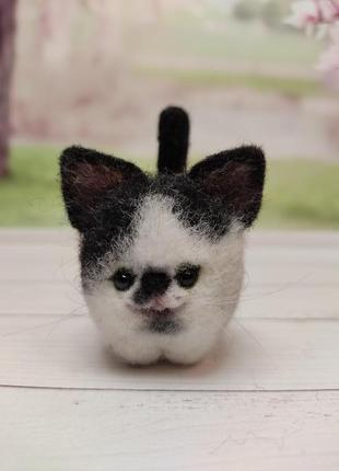 Игрушка котик чёрно-белый. портрет котика на заказ. миниатюра котенок. котята валяные1 фото