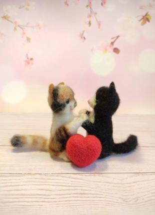 Игрушки валяные котики. котики с сердечком. рыжий кот. черный котик. валяные игрушки.7 фото