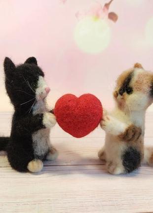 Игрушки валяные котики. котики с сердечком. рыжий кот. черный котик. валяные игрушки.2 фото