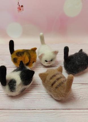 Игрушки котики валяные. котята. котенок валяный из шерсти. сувенир кот.3 фото